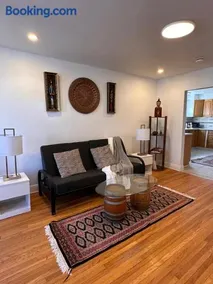 Charming & Cozy Family Home Near Plaza, Movie hall - Image 1