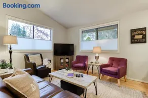 Perfectly Placed Plum Cottage - Image 3