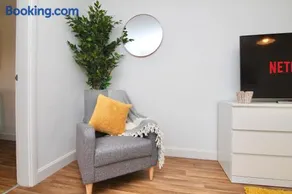 Canalview Villa - Family & Workers Nest, Free Driveway Parking, Superfast WiFi, Free Netflix, Large Private Garden - Image 4