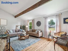 Large Remodeled 4 Bed 3 Bath Secluded With Hot Tub - Image 1