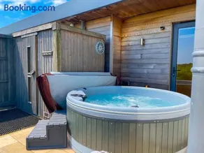 The Retreat, Sauna & Hot Tub, Charming & Cosy Gem - Image 3