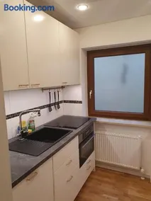 Ruhige 80 m2 Duplexwohnung mit Garten, 2 Bädern und Parkplatz nahe Innenstadt - Image 5