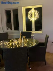 Sjöutsikt, Röd trästuga med traditionellt yttre Skandinavisk, modernt inre och alla bekvämligheter, Sol hela dagen på stora altanen, Tryggt, Vinterbonat, Fiske, Båt - Image 3