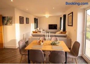 2 Bed Bungalow - Parking - New Build - High End Furnishings - Wheel Chair Accessible - Large Enclosed Garden - Dog Friendly - Image 4