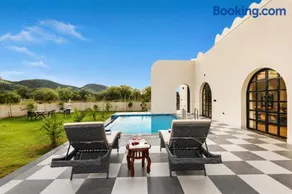 ELIVAAS Signature Belvedere Villa 4-BHK Villa With Pool, Garden & Bar - Image 1