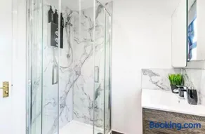 2 Bed House, Sleeps 5, 10 Mins From City, Parking, Garden, Perfect For Contractors, Tourists, Business, Travel, Short & Long Stays Welcome, Great Rates Available At Peachy Stays - Image 4