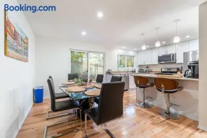 Modern 3BR House with BBQ Yard near Richmond Beach - Image 2