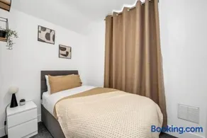 Wherstead Rd House By Homestyles Hosts Short Lets & Serviced Accommodation Suffolk With Free Parking - Image 3