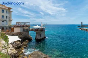 Free Parking Great Central Apartment With Sea View - Image 5