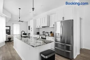 Comfort & Convenience in Circle City Family Home - Image 3