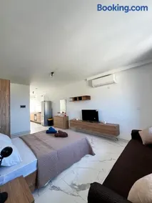 Dylan Deluxe Homes - Bahar Stays - Image 4