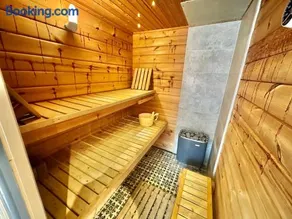 5 Bed House - Pool - Hot Tub - Sauna - Pool Table - Near New Forest and Beach - Sleeps 12 - Image 4