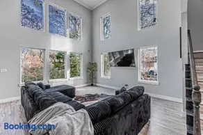 Lovely Modern Retreat, Nature Vibes - Image 1