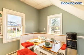 Charming Farmhouse w King Bed Hot Tub & EV Charger - Image 4
