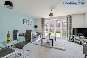Spacious 3 Bed House With 2 Bathrooms & Parking - Image 3