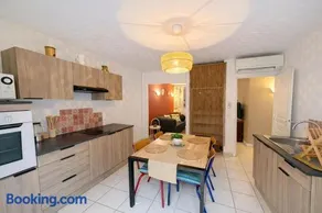 Apartment with terrace in a quiet area of Bandol - Image 2