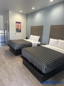 M&M Inn and Suites - Image 4