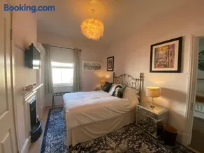 Deluxe Three Bed BnB in Henley-on-Thames near Station River & Town Centre - Image 1