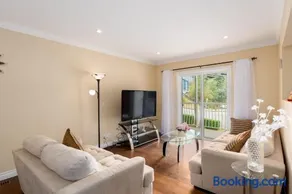 LOVELY 3 bedroom PORT MOODY spacious home 6 people free parking - Image 2