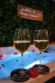 L Ecrin des Secrets Love Room Jacuzzi privatif - Image 1