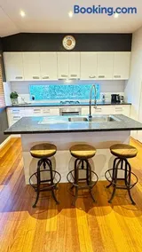Stunning Designer Beach house - Pets Welcome - Huge backyard - Walk to Beach - Image 4