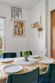 Executive Retreat - 2 Parking Spaces, Sleeps 4! - Image 2