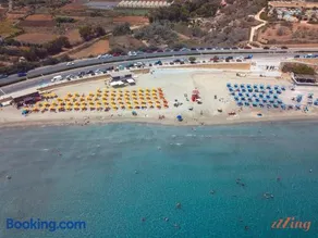 Beachfront Pretty Holiday Home - Image 2