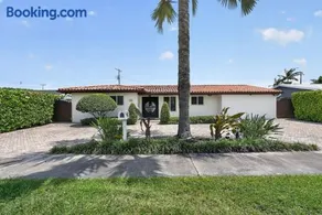 Modern 4BR -Stunning Pool - Parking - BBQ Grill - Crib - Image 4