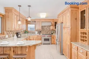 Stevens Point Getaway - HUGE 5 bedroom Home 3 Full Bath - Image 2