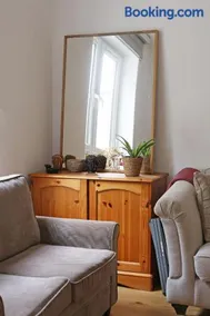 Bright Ground Floor Flat with Free Parking and Balcony Near Stoke Newington - Image 5