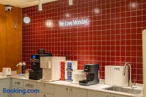 Monday Mansion Hotel - Image 2