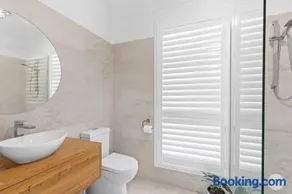 Aquablue Holiday Home - Hot Spa & Pool - 2m Walk to Beaches - Image 3
