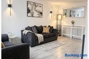 House - Sleeps 6 - Parking - Image 2