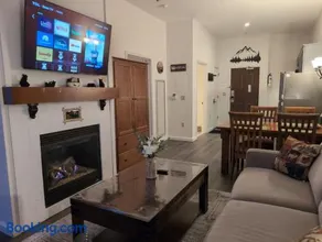 Amazing 1st floor Ski inout at Creek) - Image 5