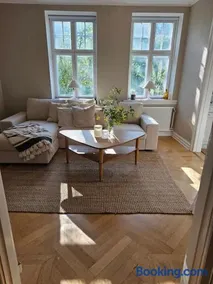 Lärarinnabostad i vacker byskola - Image 1