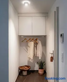 Central and well connected modern studio - Image 4