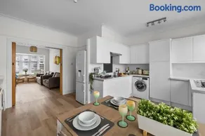 Substantial 5 bedroom townhouse with disabled access apartment, private off road parking space with EV point from 15th April 26, jaccuzi bath, Netflix and Wifi, near Argyle, boutique shops eateries and pubs - Image 4