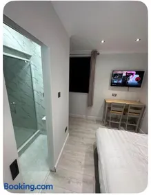 Cosy 1 Bedroom Studio with Private Entrance - Image 3