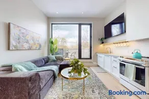 Luxury 3 Bedroom Townhome 10 Minutes to Downtown FREE Parking - Image 3