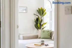 Newport Ship's Nook: Cozy Hideaway - Image 1