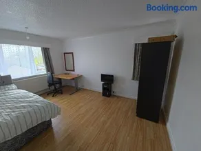 Jusdor Six bed Lovely Home in Filton - Image 3