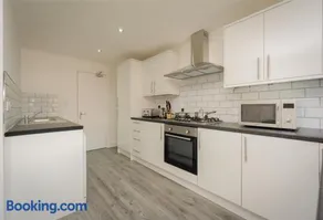 King St Contractor Accommodation 6 bed 6 bath free parking for vans nr Birkenhead by Rework Accommodation - Image 2