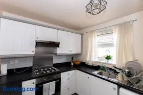 Luxurious 3 Bedroom Home Rotherham - Image 5