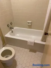 Budget Inn - Image 4