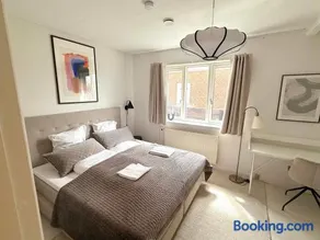 Spacious Villa with Private Terrace & Garden - Image 1