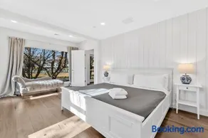 Waterfront Retreat with Private Dock and Fire Pit, Sleeps 8, Outdoor Dining, Spa-Style Primary, Gourmet Kitchen with Dual Dishwashers, Gas Fireplace, River Views, Bright Open Layout, Central AC, Perfect Coastal Escape for Families, 24 Hr Hospitality - Image 3