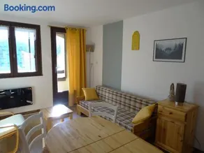 Appartement au cœur du village avec parking privé - Image 1