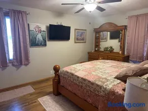 Muncie 3 bed 2 bath entire home lots of kids toys and two high chairs - Image 1