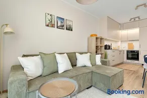 Cozy & Bright Apartment with Parking and Garden by Noclegi Renters - Image 1