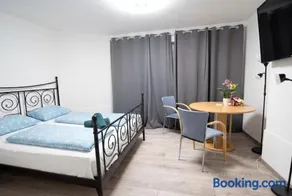 Elegant Villa with Free WiFi Sleeps 31 - Image 1